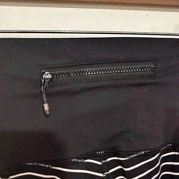 Lululemon Runday Crop Low Rise Black and White Size 4 Workout Athletic Pants - Picture 5 of 5